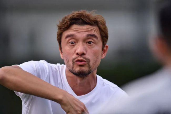 瓜迪奥拉可以这么做，如果他不满意谁，他可以直接让这人拜拜，踢出去然后换个人。